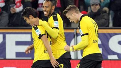 Marco Reus, Pierre-Emerick Aubameyang y Shinji Kagawa celebrando el primer gol del Borussia Dortmund ante el Mainz. Foto AFP