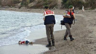 Impactantes imagen de niño sirio ahogado muestran trágica situación de los refugiados. EFE