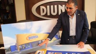 Mario Faraj, presidente de Diunsa, muestra fotografías de la maqueta de la nueva tienda en Tegucigalpa. Foto: Wendell Escoto.