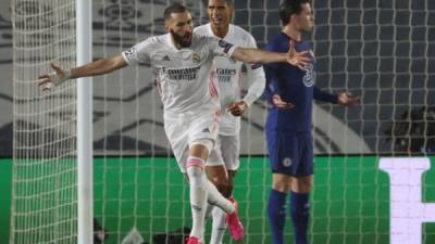 El delantero francés del Real Madrid, Karim Benzema, celebra el primer gol del equipo madridista. Foto EFE.