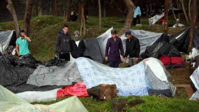 Ciudadanos venezolanos fueron registrados al organizar las carpas en las que duermen en un terreno arbolado de Bogotá (Colombia). EFE