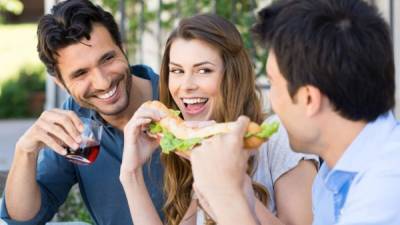 No imite la forma de comer de sus amigos aumentará de peso.