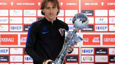 Luka Modric posando con su premio al mejor deportista de 2018.