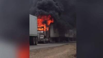 Uno de los vehículos de equipo pesado que fue incendiado hoy por los manifestantes en Trujillo, Colón.