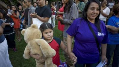 Un grupo de personas participa en una vigilia para apoyar a los niños centroamericanos indocumentados que fueron trasladados a California para ser procesados. EFE/archivo