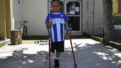 El pequeño de La Paz, Anwar Daniel, de cinco años, enamoró a Honduras en las redes sociales al participar en los desfiles.