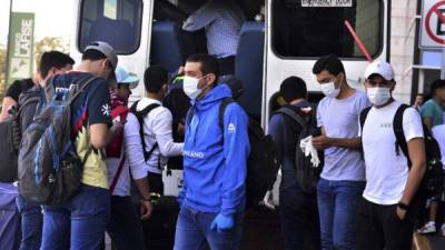 Pese a la cuarentena y el toque de queda, muchos hondureños se arriesgan a un contagio saliendo a la calle.