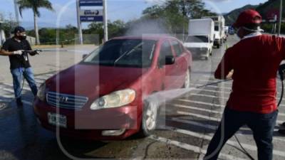 La Municipalidad de San Pedro Sula lleva a cabo fumigación de vehículos en la entrada del bulevar del sur.