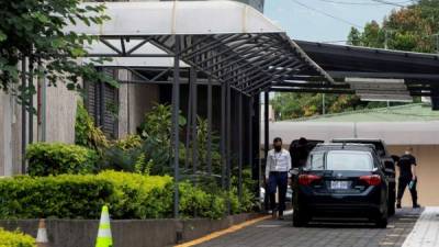 Policías de la Agencia de Investigación Judicial (OIJ) allanan la casa presidencial durante una investigación por presuntos hechos de corrupción en San José, Costa Rica. (Foto de Ezequiel BECERRA / AFP)