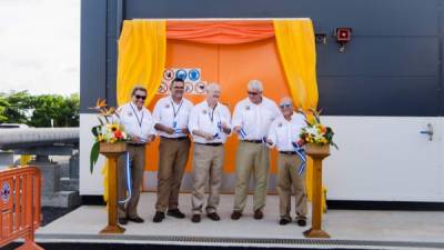 Imagen de la inauguración de la planta generadora de energía a base de gas en la isla.