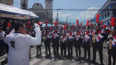 Estudiantes de La Ceiba se lucieron con sus presentaciones. Bandas marciales, grupos étnicos y por supuesto los estudiantes dieron lo mejor de sí en la avenida San Isidro mostrando su amor por Honduras en el Día de la Independencia.