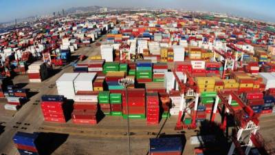 Miles de contenedores en un puerto de Estados Unidos en espera de ser transportados.