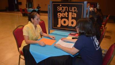 Jóvenes participan en una feria de empleo desarrollada por un “call center”.