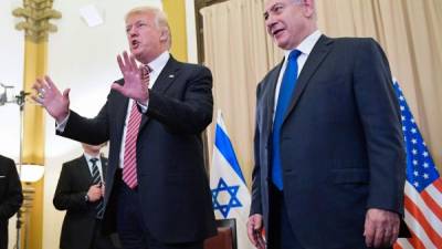 El presidente estadounidense, Donald Trump, responde a la pregunta de un reportero después de que él y el primer ministro de Israel, Benjamin Benjamin Netanyahu sostuvieran una conversación privada.