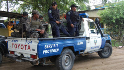 Policías y militares recorren permanentemente la conflictiva zona del Aguán.
