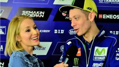 Deborah Serendipity, reportera de Canal Sur entrevistó al ídolo del motociclismo Valentino Rossi y, entre un ida y vuelta de preguntas, le consultó: “¿Algún día podré llegar a ser la madre de tus hijos?”