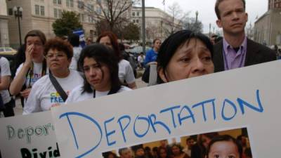 La comunidad inmigrante de Estados Unidos afronta momentos de temor e incertidumbre después de las informaciones publicadas la semana pasada, que apuntan a inminentes redadas contra madres y niños centroamericanos que se encuentran como indocumentados en el país. EFE/Archivo