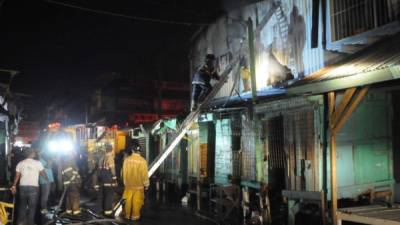 La reacción inmediata de los bomberos evitó que el fuego se propagara a otros locales comerciales.