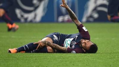 Dani Alves se lesionó y corre riesgo de perderse el Mundial. FOTO AFP....