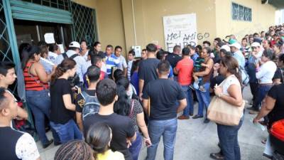 Solicitantes esperando entrar a las oficinas a reclamar la constancia. Foto: Franklyn Muñoz.