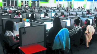 Jóvenes en un call center de San Pedro Sula.