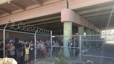 Ante la masiva llegada de inmigrantes centroamericanos a la frontera sur de Estados Unidos, la Patrulla Fronteriza improvisó un refugio debajo de un puente en El Paso, Texas, donde retuvo a cientos de indocumentados, entre los que se encontraban varias familias con niños, generando una oleada de críticas de organizaciones defensoras de los inmigrantes.