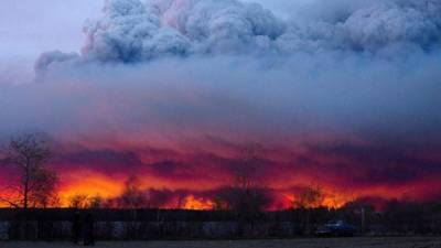 Fotografía cedida por la Gobernación de Alberta hoy, jueves 5 de mayo de 2016, de un incendio cerca de Anzac, en alrededores de Fort McMurray en Alberta (Canadá),