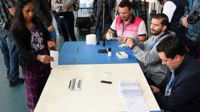 La votación comenzó con poca afluencia a las urnas, según imágenes de televisión que mostraban a los responsables de los centros esperando la llegada de electores.
