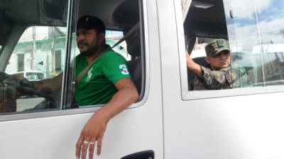 Armados con fusiles, cientos de militares y policías se desplegaron este martes en las unidades del transporte público de la capital de Honduras para detener la violencia. AFP