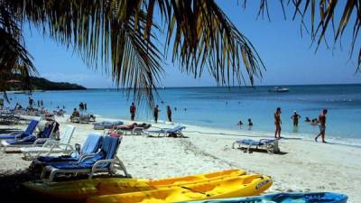 Disfruta de las playas de Roatán.