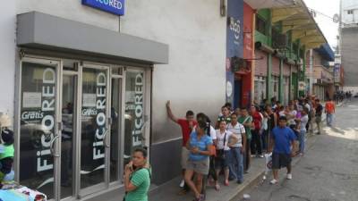 Estas colas podrían ser más largas los días lunes y martes cuando los sampedranos podrán hacer sus últimos trámites bancarios de cara al feriado.