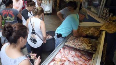 Los sampedranos están comprando solo una o dos libras de mariscos por los altos precios. Foto: Amílcar Izaguirre.