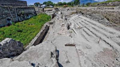 Fotografía facilitada por el Parque Arqueológico de Pompeya de los nuevos descubrimientos que los equipos de excavación han sacado a la luz: tres edificios con grandes balcones, ánforas de vino y mosaicos, uno de ellos con una figura de Cupido. Los nuevos hallazgos se encuentran en la llamada área del Regio V y suponen 'una novedad para esta zona'. EFE