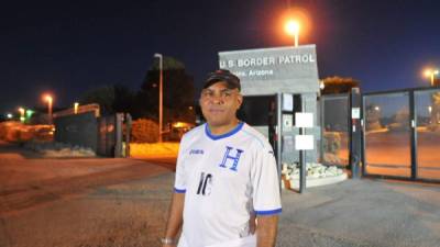 El cónsul de Honduras en Arizona, Tony Banegas, visita la frontera en Nogales en Santa Cruz en Arizona (Estados Unidos) hoy, miércoles 11 de junio de 2014.