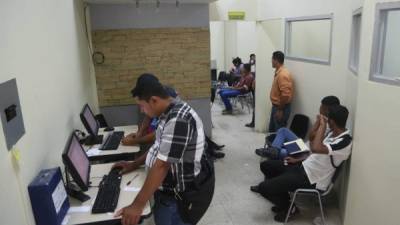 Solicitantes en las oficinas de la Bolsa de Empleo de la Secretaría de Trabajo en el edificio Plaza. Foto: M. Cubas.
