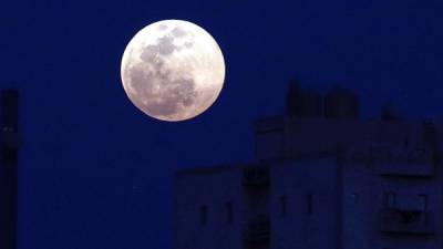 Fotografía de la luna de la madrugada de este martes en Kuwait. AFP