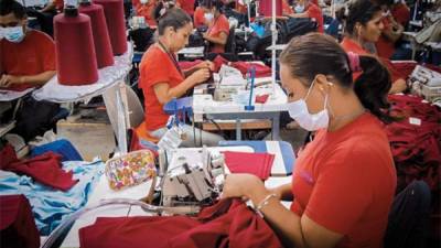 Operarios de una maquila de prendas de vestir.