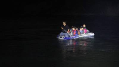 Traficantes mexicanos, conocidos como coyotes, inflan un bote, cargan 15 migrantes, gritan a los niños que dejen de llorar y reman con frenesí para cruzar en unos minutos el Río Grande, hasta Estados Unidos. La escena se repite casi a diario desde hace dos meses, a veces toda la noche y todo el día.