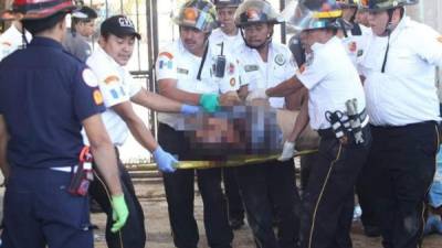 Los bomberos sacaron el cuerpo del excapitan del Ejército, Byron Lima. Foto Prensa Libre.