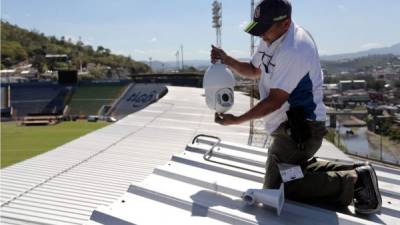 Personal instalando las cámaras de vigilancia en el estadio Nacional.