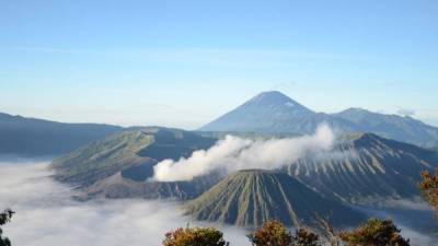 Una columna de humo sale del volcán Bromo, en la isla indonesia de Java. Foto: Agencia DPA.