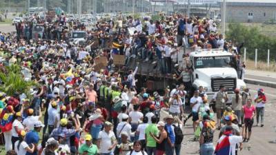 Vista de ciudadanos venezolanos subidos en camiones, este sábado, en Cúcuta (Colombia). EFE