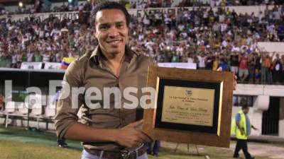 'Rambo' de León recibió un reconocimiento por parte de la Liga Nacional de Honduras.