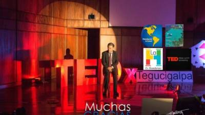 Es capitalino. Hijo único, de madre soltera, de 52 años. Foto cortesía del Facebook de Fernando Carías durante el TEDxTegucigalpa de 2015.