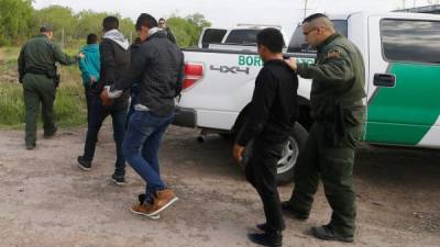 Agentes de Migración detienen a varios indocumentados. AFP
