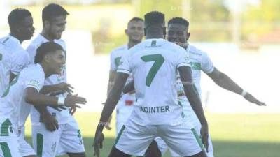 Jugadores del Platense festejando el gol de Winchester.