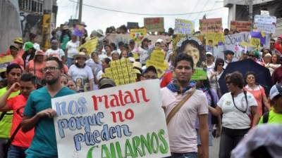 Grupos de mujeres se manifiestan en Tegucigalpa, el 8 de marzo de 2016, para pedir el fin de la violencia de género y la impunidad en Honduras. EFE/Archivo