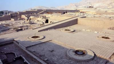 Fotografía facilitada por la arqueóloga Myriam Seco, líder de la misión y las excavaciones del yacimiento del Templo de Millones de Años de Tutmosis III, del segundo patio del Templo de Millones de Años de Tutmosis III, una de las zonas más destacadas del yacimiento y que ya ha completado el proceso de excavaciones. EFE