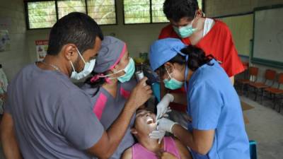 Un grupo de odontólogos mientras daban asistencia a una pobladora.