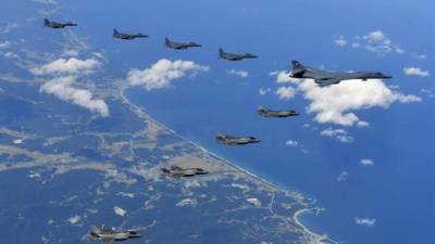 Cazas surcoreanos F-15K (arriba-i), bombarderos estratégicos B-1B estadounidenses (c-d) y cazas F-35B (abajo-i) sobrevuelan la península coreana durante una misión de simulacro de bombardeo en Pilseung, en la provincia de Gangwon (Corea del Sur), este 18 de septiembre. EFE/Ministerio de Defensa surcoreano